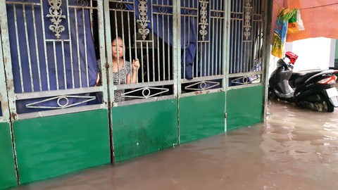 Mưa lớn, nhiều tuyến đường Hà Tĩnh thành sông - Ảnh 5. Mưa lớn, nhiều tuyến đường Hà Tĩnh thành sông - Ảnh 5.