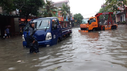 Mưa lớn, nhiều tuyến đường Hà Tĩnh thành sông - Ảnh 6. Mưa lớn, nhiều tuyến đường Hà Tĩnh thành sông - Ảnh 6.