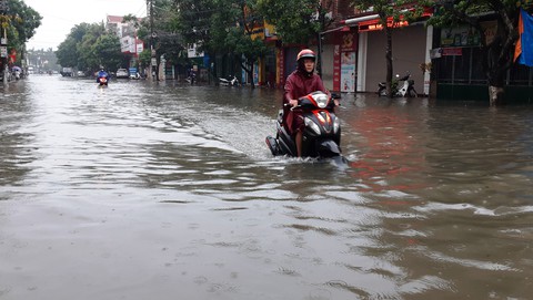 Mưa lớn, nhiều tuyến đường Hà Tĩnh thành sông - Ảnh 4. Mưa lớn, nhiều tuyến đường Hà Tĩnh thành sông - Ảnh 4.