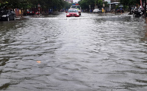 Mưa lớn, nhiều tuyến đường Hà Tĩnh thành sông - Ảnh 2. Mưa lớn, nhiều tuyến đường Hà Tĩnh thành sông - Ảnh 2.