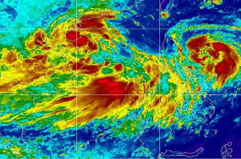3 áp thấp dồn dập trên biển, miền Trung đối mặt mưa gió dị thường - Ảnh 2. 3 áp thấp dồn dập trên biển, miền Trung đối mặt mưa gió dị thường - Ảnh 2.