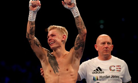 Lạ lùng chuyện võ sĩ vẫn giữ đai vô địch thế giới dù bị đối thủ hạ knock-out với gần 20 cú đấm - Ảnh 2. Lạ lùng chuyện võ sĩ vẫn giữ đai vô địch thế giới dù bị đối thủ hạ knock-out với gần 20 cú đấm - Ảnh 2.