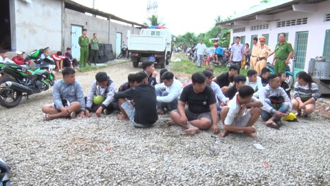 Huy động xe tải, bình chứa xăng, tổ chức đua xe trái phép - Ảnh 1. Huy động xe tải, bình chứa xăng, tổ chức đua xe trái phép - Ảnh 1.