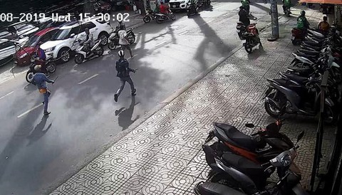 Vụ chém lìa tay vì mâu thuẫn: Tỉ lệ thương tích 40%, tạm giữ hai nghi phạm - Ảnh 2. Vụ chém lìa tay vì mâu thuẫn: Tỉ lệ thương tích 40%, tạm giữ hai nghi phạm - Ảnh 2.