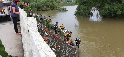 Taxi chở 3 người lao xuống sông trong đêm, một người chết, một mất tích - Ảnh 4. Taxi chở 3 người lao xuống sông trong đêm, một người chết, một mất tích - Ảnh 4.
