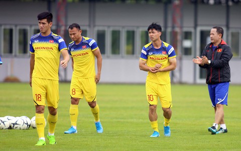 Công Phượng ra sân tập ngay khi vừa từ Bỉ đến Thái Lan - Ảnh 1. Công Phượng ra sân tập ngay khi vừa từ Bỉ đến Thái Lan - Ảnh 1.