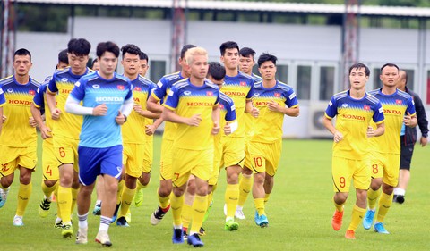 Công Phượng ra sân tập ngay khi vừa từ Bỉ đến Thái Lan - Ảnh 3. Công Phượng ra sân tập ngay khi vừa từ Bỉ đến Thái Lan - Ảnh 3.