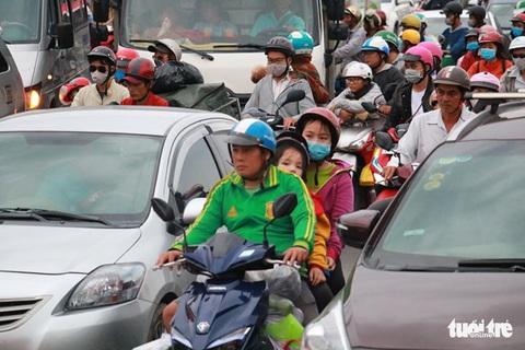 Dòng người nối hàng dài quay lại Sài Gòn sau lễ 2-9 - Ảnh 10. Dòng người nối hàng dài quay lại Sài Gòn sau lễ 2-9 - Ảnh 10.