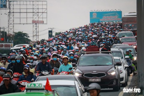 Dòng người nối hàng dài quay lại Sài Gòn sau lễ 2-9 - Ảnh 8. Dòng người nối hàng dài quay lại Sài Gòn sau lễ 2-9 - Ảnh 8.