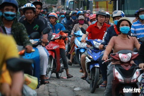 Dòng người nối hàng dài quay lại Sài Gòn sau lễ 2-9 - Ảnh 11. Dòng người nối hàng dài quay lại Sài Gòn sau lễ 2-9 - Ảnh 11.