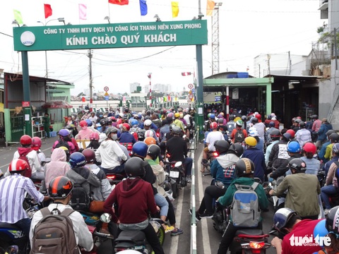 Dòng người nối hàng dài quay lại Sài Gòn sau lễ 2-9 - Ảnh 3. Dòng người nối hàng dài quay lại Sài Gòn sau lễ 2-9 - Ảnh 3.