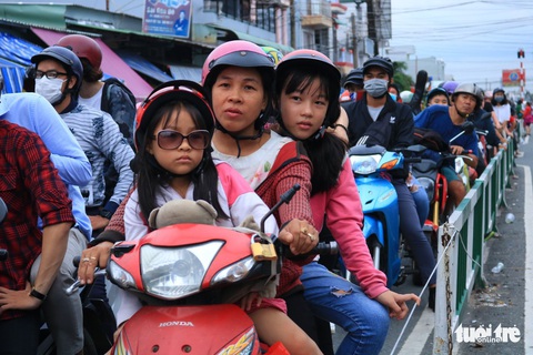 Dòng người nối hàng dài quay lại Sài Gòn sau lễ 2-9 - Ảnh 5. Dòng người nối hàng dài quay lại Sài Gòn sau lễ 2-9 - Ảnh 5.