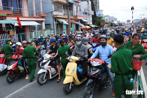Dòng người nối hàng dài quay lại Sài Gòn sau lễ 2-9 - Ảnh 2. Dòng người nối hàng dài quay lại Sài Gòn sau lễ 2-9 - Ảnh 2.