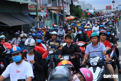 Dòng người nối hàng dài quay lại Sài Gòn sau lễ 2-9 - Ảnh 7. Dòng người nối hàng dài quay lại Sài Gòn sau lễ 2-9 - Ảnh 7.