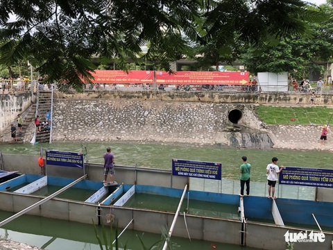 Sau mưa lớn, người dân đổ ra sông Tô Lịch câu cá - Ảnh 5. Sau mưa lớn, người dân đổ ra sông Tô Lịch câu cá - Ảnh 5.