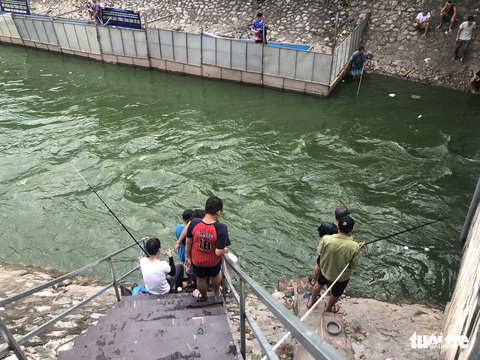 Sau mưa lớn, người dân đổ ra sông Tô Lịch câu cá - Ảnh 6. Sau mưa lớn, người dân đổ ra sông Tô Lịch câu cá - Ảnh 6.