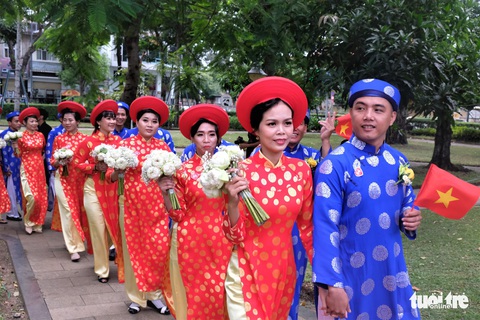 Lễ cưới tập thể của 100 cặp đôi công nhân đúng ngày Quốc khánh - Ảnh 13. Lễ cưới tập thể của 100 cặp đôi công nhân đúng ngày Quốc khánh - Ảnh 13.