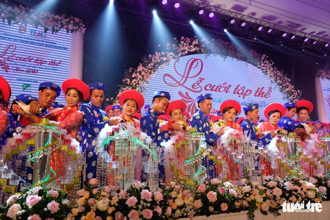 Lễ cưới tập thể của 100 cặp đôi công nhân đúng ngày Quốc khánh - Ảnh 11. Lễ cưới tập thể của 100 cặp đôi công nhân đúng ngày Quốc khánh - Ảnh 11.