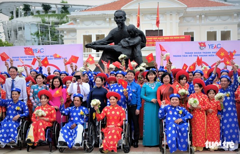 Lễ cưới tập thể của 100 cặp đôi công nhân đúng ngày Quốc khánh - Ảnh 10. Lễ cưới tập thể của 100 cặp đôi công nhân đúng ngày Quốc khánh - Ảnh 10.