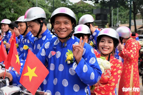 Lễ cưới tập thể của 100 cặp đôi công nhân đúng ngày Quốc khánh - Ảnh 7. Lễ cưới tập thể của 100 cặp đôi công nhân đúng ngày Quốc khánh - Ảnh 7.
