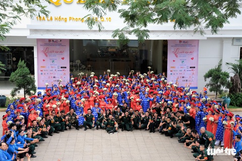 Lễ cưới tập thể của 100 cặp đôi công nhân đúng ngày Quốc khánh - Ảnh 3. Lễ cưới tập thể của 100 cặp đôi công nhân đúng ngày Quốc khánh - Ảnh 3.