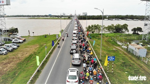 Trưng dụng cả hai làn cầu Rạch Miễu để người dân quay lại TP.HCM - Ảnh 1. Trưng dụng cả hai làn cầu Rạch Miễu để người dân quay lại TP.HCM - Ảnh 1.