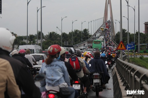 Trưng dụng cả hai làn cầu Rạch Miễu để người dân quay lại TP.HCM - Ảnh 10. Trưng dụng cả hai làn cầu Rạch Miễu để người dân quay lại TP.HCM - Ảnh 10.