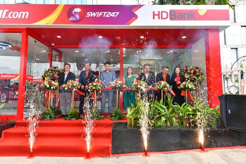 Ngân hàng tăng tiện ích cho khách ngay tại nơi check-in của hãng bay - Ảnh 1. Ngân hàng tăng tiện ích cho khách ngay tại nơi check-in của hãng bay - Ảnh 1.