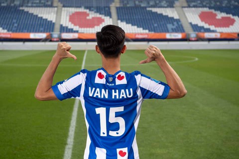 Bộ ảnh Văn Hậu cười rạng rỡ trong màu áo SC Heerenveen - Ảnh 5. Bộ ảnh Văn Hậu cười rạng rỡ trong màu áo SC Heerenveen - Ảnh 5.