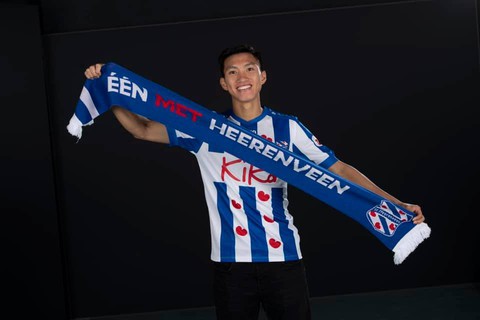 Bộ ảnh Văn Hậu cười rạng rỡ trong màu áo SC Heerenveen - Ảnh 4. Bộ ảnh Văn Hậu cười rạng rỡ trong màu áo SC Heerenveen - Ảnh 4.