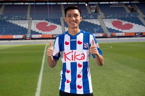 Bộ ảnh Văn Hậu cười rạng rỡ trong màu áo SC Heerenveen - Ảnh 6. Bộ ảnh Văn Hậu cười rạng rỡ trong màu áo SC Heerenveen - Ảnh 6.
