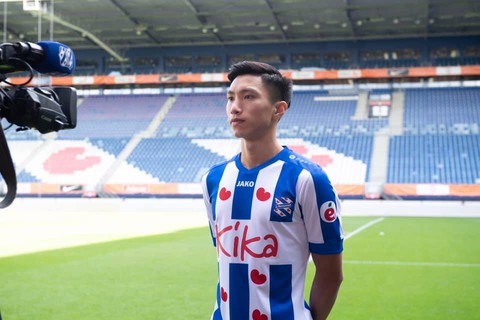 Bộ ảnh Văn Hậu cười rạng rỡ trong màu áo SC Heerenveen - Ảnh 7. Bộ ảnh Văn Hậu cười rạng rỡ trong màu áo SC Heerenveen - Ảnh 7.