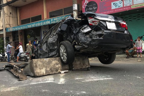 Xe container tông nát xe Camry, hai vợ chồng may mắn thoát nạn - Ảnh 1. Xe container tông nát xe Camry, hai vợ chồng may mắn thoát nạn - Ảnh 1.