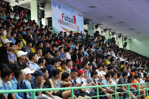 Giải futsal HDBank VĐQG ngày càng thu hút khán giả - Ảnh 2. Giải futsal HDBank VĐQG ngày càng thu hút khán giả - Ảnh 2.