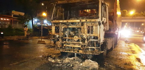 Xe đầu kéo cuốn xe máy vào gầm kéo lê rồi bốc cháy ngùn ngụt - Ảnh 2. Xe đầu kéo cuốn xe máy vào gầm kéo lê rồi bốc cháy ngùn ngụt - Ảnh 2.