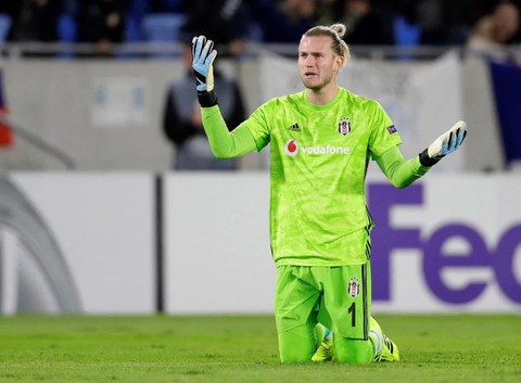 Karius lại lao ra... phá bóng hụt giúp đội bạn ghi bàn - Ảnh 1. Karius lại lao ra... phá bóng hụt giúp đội bạn ghi bàn - Ảnh 1.