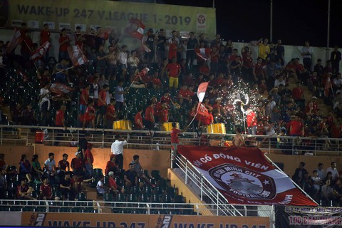 Derby buồn tẻ trên sân Thống Nhất dù có đến 5 bàn thắng - Ảnh 2. Derby buồn tẻ trên sân Thống Nhất dù có đến 5 bàn thắng - Ảnh 2.