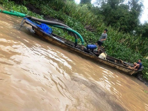 ‘Cát tặc’ sông Đồng Nai chống trả cảnh sát đường thủy, 1 người chết - Ảnh 1. ‘Cát tặc’ sông Đồng Nai chống trả cảnh sát đường thủy, 1 người chết - Ảnh 1.