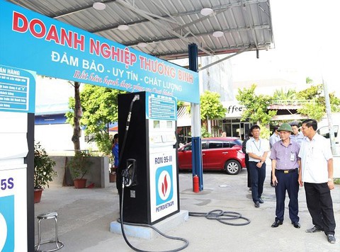 Lãnh đạo Hải Phòng bắt tháo dỡ 4 cây xăng trái phép - Ảnh 1. Lãnh đạo Hải Phòng bắt tháo dỡ 4 cây xăng trái phép - Ảnh 1.