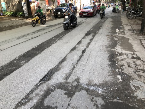 Con đường đau khổ ở Hà Nội vì đào lên lấp xuống - Ảnh 1. Con đường đau khổ ở Hà Nội vì đào lên lấp xuống - Ảnh 1.