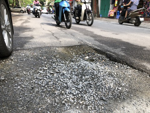 Con đường đau khổ ở Hà Nội vì đào lên lấp xuống - Ảnh 6. Con đường đau khổ ở Hà Nội vì đào lên lấp xuống - Ảnh 6.