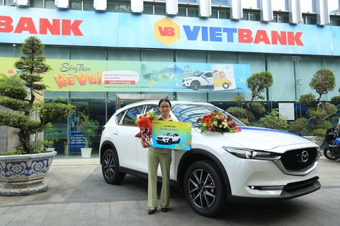 Vietbank trao thưởng xe Mazda CX-5 cho khách hàng gửi tiết kiệm - Ảnh 2. Vietbank trao thưởng xe Mazda CX-5 cho khách hàng gửi tiết kiệm - Ảnh 2.