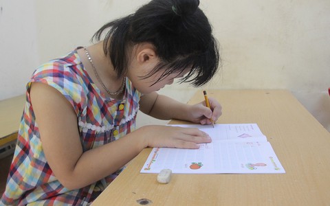Bà giáo Côi 1/4 thế kỷ mang chữ đến trẻ thiểu năng, tự kỷ - Ảnh 3. Bà giáo Côi 1/4 thế kỷ mang chữ đến trẻ thiểu năng, tự kỷ - Ảnh 3.