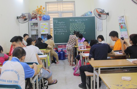 Bà giáo Côi 1/4 thế kỷ mang chữ đến trẻ thiểu năng, tự kỷ - Ảnh 2. Bà giáo Côi 1/4 thế kỷ mang chữ đến trẻ thiểu năng, tự kỷ - Ảnh 2.