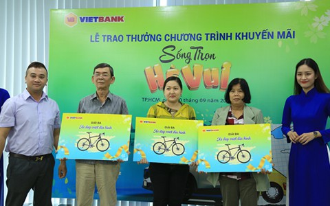 Vietbank trao thưởng xe Mazda CX-5 cho khách hàng gửi tiết kiệm - Ảnh 3. Vietbank trao thưởng xe Mazda CX-5 cho khách hàng gửi tiết kiệm - Ảnh 3.