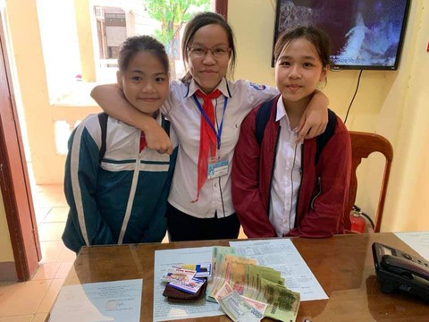 Nhặt được 9,5 triệu, ba học sinh trả lại người mất - Ảnh 1. Nhặt được 9,5 triệu, ba học sinh trả lại người mất - Ảnh 1.