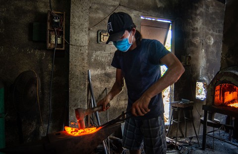 Lửa nghề truyền mãi ngàn sau - Kỳ 5: Chàng thợ rèn lãng tử - Ảnh 3. Lửa nghề truyền mãi ngàn sau - Kỳ 5: Chàng thợ rèn lãng tử - Ảnh 3.