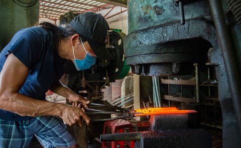 Lửa nghề truyền mãi ngàn sau - Kỳ 5: Chàng thợ rèn lãng tử - Ảnh 1. Lửa nghề truyền mãi ngàn sau - Kỳ 5: Chàng thợ rèn lãng tử - Ảnh 1.