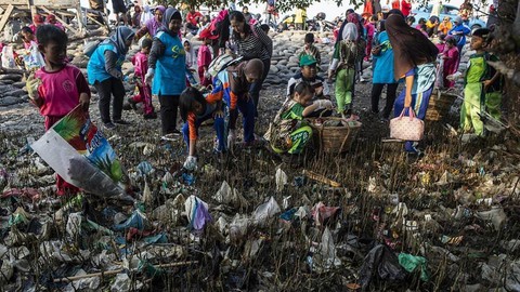 Hàng ngàn người khắp châu Á xuống đường lượm rác nhân Ngày dọn dẹp thế giới - Ảnh 2. Hàng ngàn người khắp châu Á xuống đường lượm rác nhân Ngày dọn dẹp thế giới - Ảnh 2.