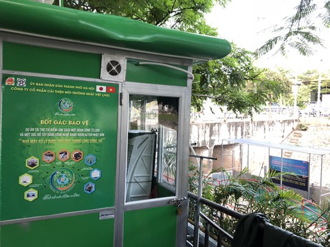 Cá Koi sông Tô Lịch có bảo vệ trông coi cả ngày lẫn đêm - Ảnh 4. Cá Koi sông Tô Lịch có bảo vệ trông coi cả ngày lẫn đêm - Ảnh 4.